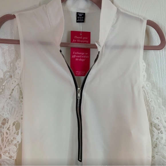 NWT, LACE COLD SHOULDER ZIP UP TOP SIZE XL - Picture 4 of 9